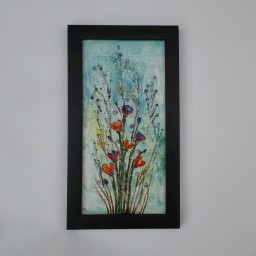 تابلو تلفیقی کاشی و شیشه ی دستساز گل‌های لاله با قاب مشکی از مجموعه بهاری زندگی کن محصولات هنری آمینا