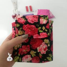 کیف پد بهداشتی، کیف نوار بهداشتی جیب دار زمینه سورمه ای با گل قرمز  