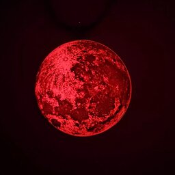 گردنبند رزینی ماه شبتاب قرمز  به همراه قاب استیل و بند طرح چرم قطر 4 سانت 