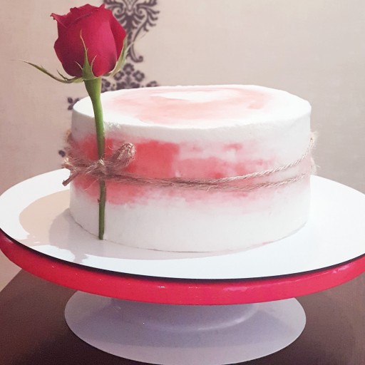 کیک خامه ای مدرن با تزیین گل رز طبیعی