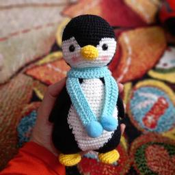عروسک پنگوئن سرمایی. عروسک زیبا برای کودکان بافته شده با کاموای با کیفیت.