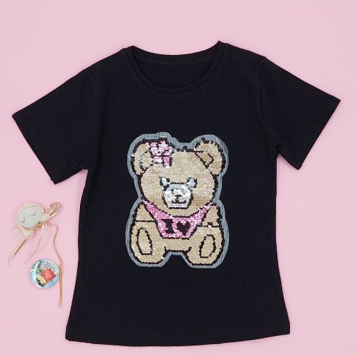 تیشرت خرس پولکی خوشگل رو آخه کی می‌تونه ازش بگذره با اون پولکهای دوطرفه اش و طرح زیبا و جنس عالی اش عاشقش میشی