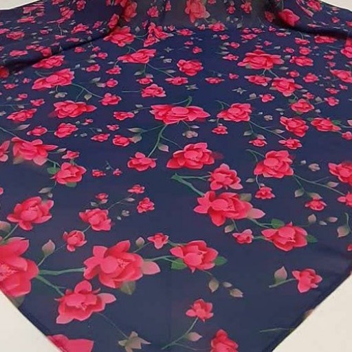 روسری حریر سفارشی  مجلسی درجه یک رنگ زمینه سورمه ای با گلهای صورتی سرخابی عرض120 قواره دار  همراه با هدیه