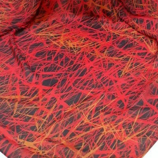 روسری حریر سفارشی برند تبسم مجلسی درجه یک رنگ زمینه مشکی با خط های قرمز و زرد عرض120 قواره دار  همراه با هدیه