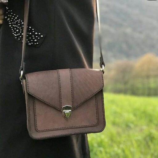 کیف دوشی زنانه با چرم طبیعی کاملاً دست دوز قابل اجرا در رنگ های مختلف کد593