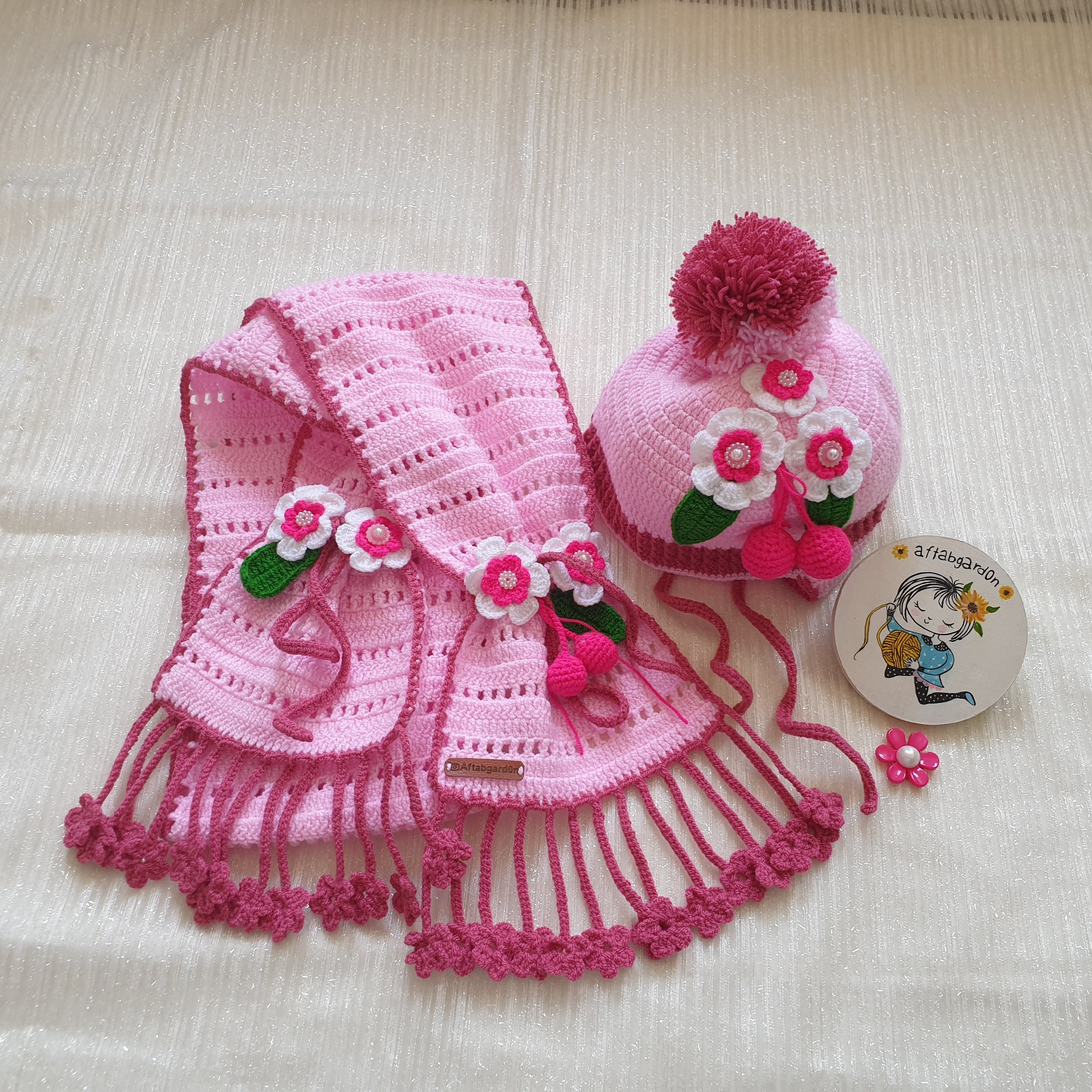 کلاه و شالگردن تزیین شده با گل دستبافت گالری آفتابگردون