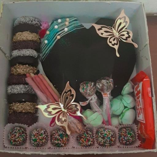 باکس هدیه قلب سوپرایز همراه با چوب شور شکلاتی و توپک های شیرینی 