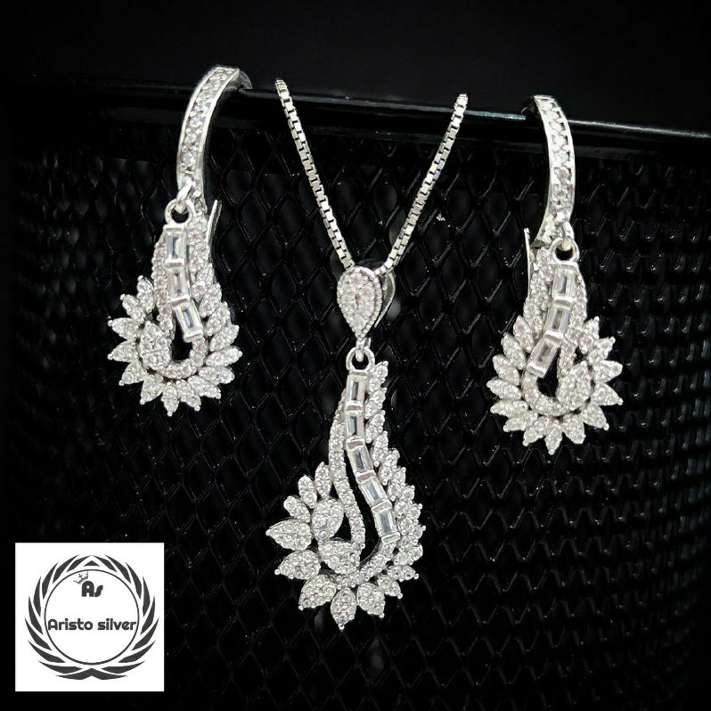 نیمست نقره میکرو امرالد به همراه زنجیر ونیزی با ضخامت متوسط با عیار 925 و آبکاری طلاسفید 