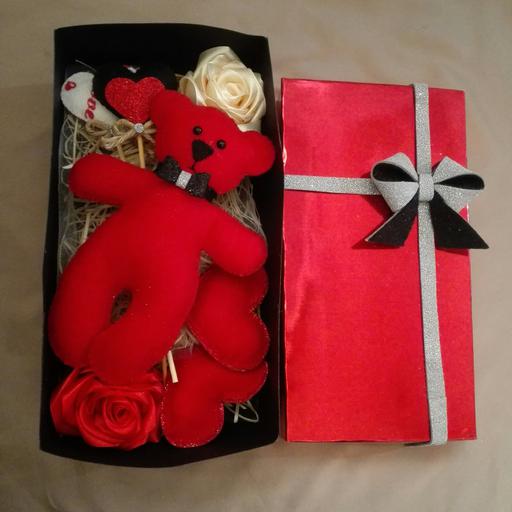 باکس هدیه ولنتاین دارای عروسک خرس، تاپر قلب ، گل ، قلب تکی