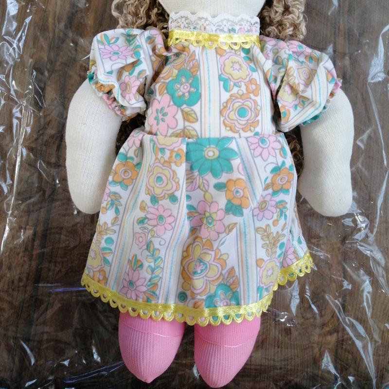 عروسک پارچه ای لباس گلدار موهای قهوه‌ای سایز30س 