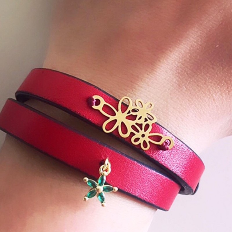 دستبند چرم طبیعی قرمز با پلاک استیل و آویز گل سواروسکی
