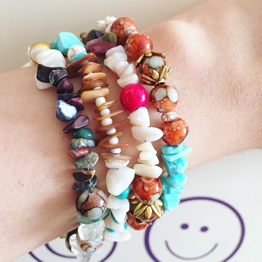 دستبند فنری بوهو استایل با سنگهای مختلف و کریستال در رنگهای شاد و متنوع تابستانه