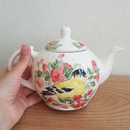 قوری چای سرامیکی زیر لعابی، نقاشی شده با دست و کاملا مصرفی و قابل شستشو