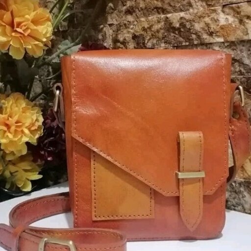 کیف دوشی چرم گاوی  با بند تنظیم شونده در رنگ عسلی و مشکی و رنگ دلخواه شما قابل اجراست دارای یک زیپ جیب دار از پشت جادار 