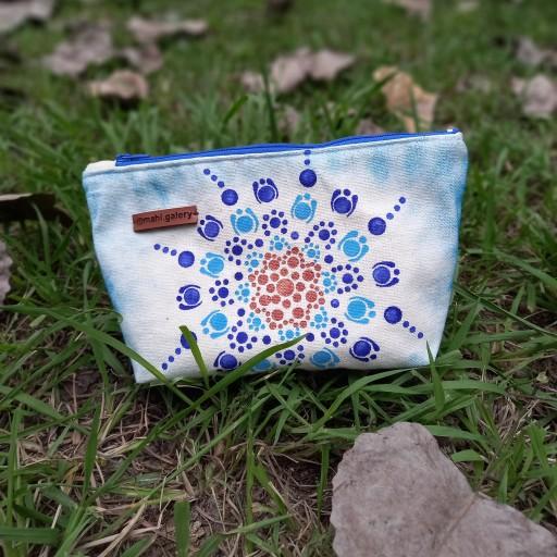کیف لوازم ارایش کاردست نقاشی شده بارنگ پارچه قابل شستشو رنگ ابی مدل نقطه کاری