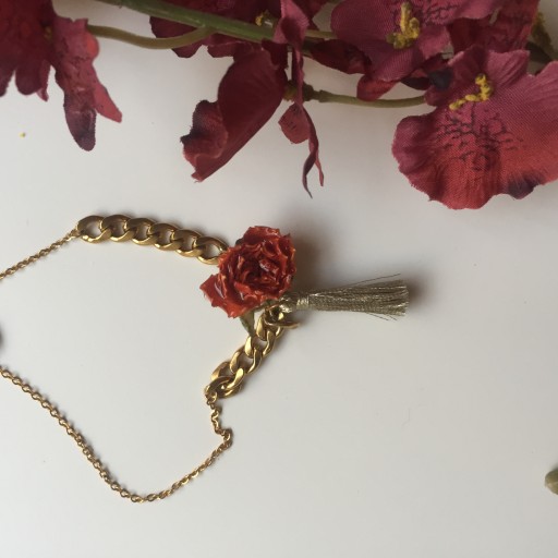 دستبند گل رز با بند زنجیر کارتیر استیل و رنگ ثابت گل طبیعی با ماندگاری همیشگی