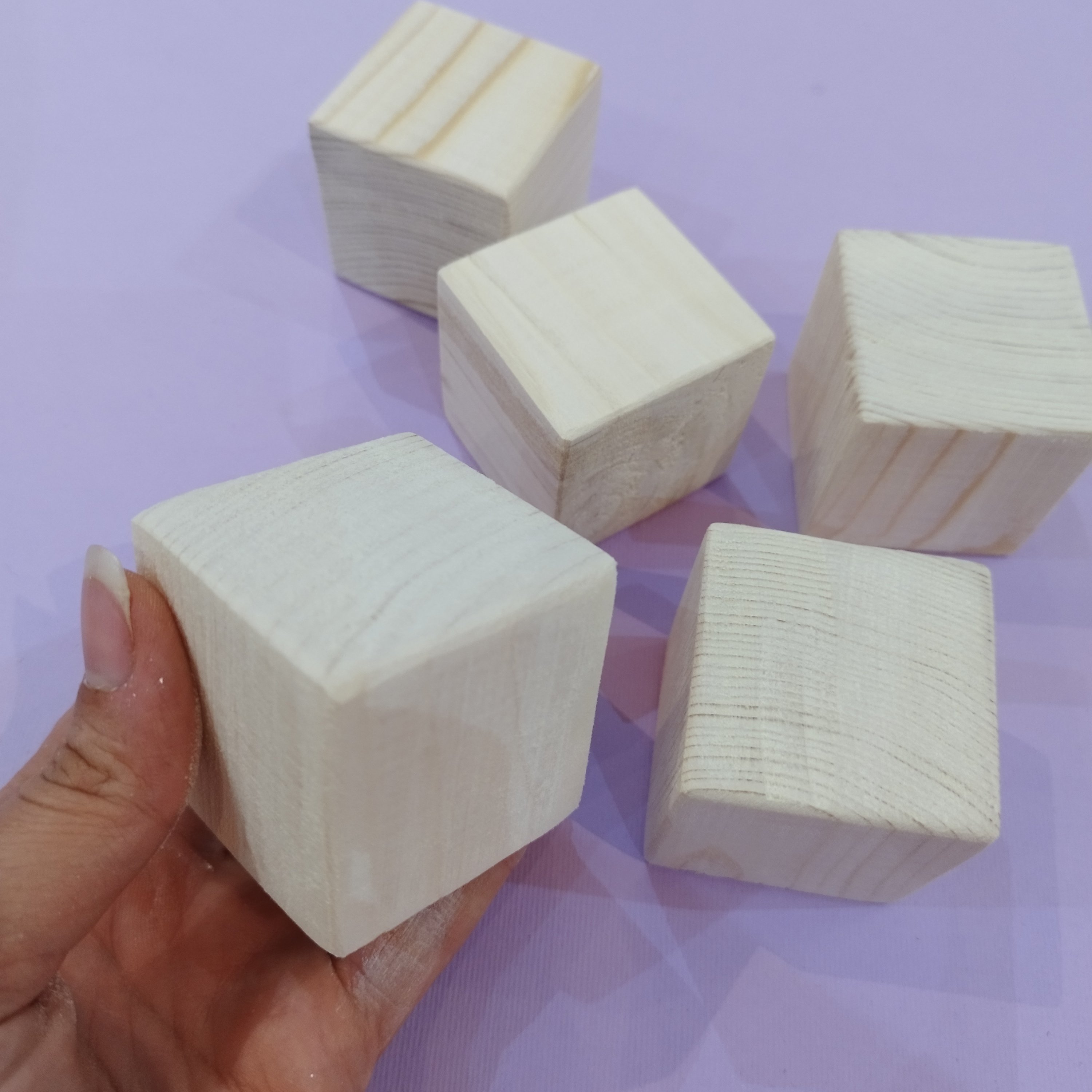 مکعب چوبی با چوب طبیعی پک 10 عددی، سایز 5 در 5، مناسب گاهشمار، مکعب اسم، استند اسم و مکعب اعداد