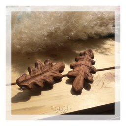 گیره موی چوبی با طرح برگ بلوط ساخته شده از چوب گردو 