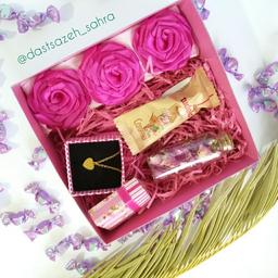 پک هدیه جعبه هدیه گل روبانی و شکلات قیفی و گردنبند استیل طلایی قلب و گل محمدی