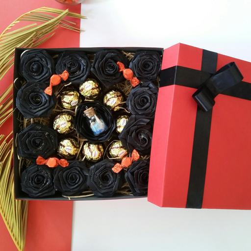 پک هدیه باکس کادویی باکس هدیه رز باکس شکلاتی دو رنگ قرمز مشکی دست ساز به همراه شکلات