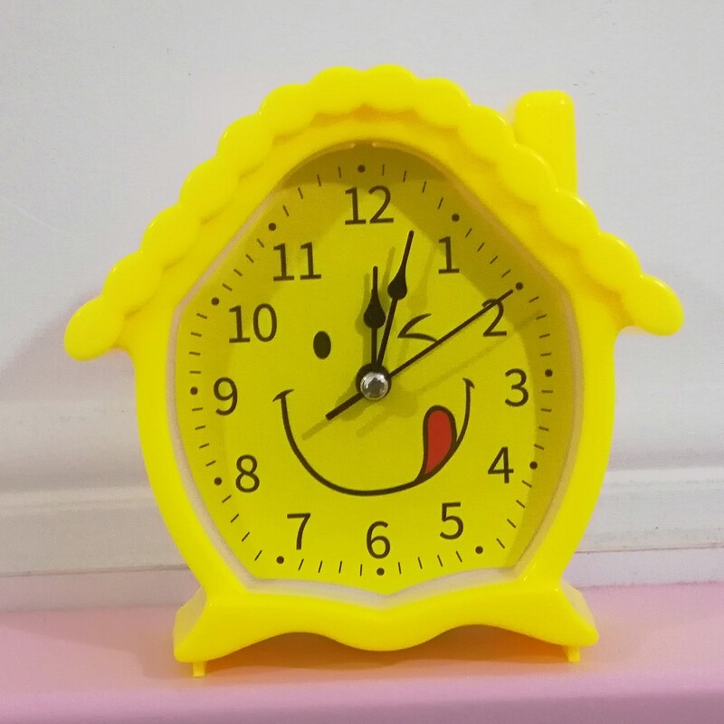 ساعت رومیزی زنگ خور مدل کلبه ایموجی ساعت ایموجی رومیزی کلبه ساعت زنگ خور کودک رنگ زرد 