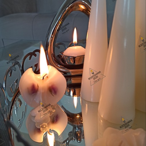 شمع استوانه ی ست سفید ساده با شمع مخروطی و گل خشک