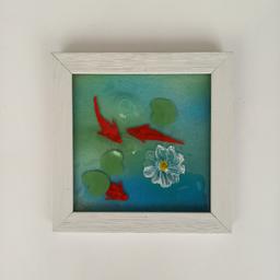 تابلو شیشه ای دستساز حوض ماهی مربع با قاب سفید