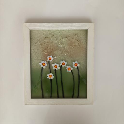 تابلو شیشه ای دستساز گل‌های بهاری با قاب سفید