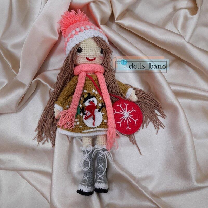 عروسک دختر الینا بافته شده از کاموای مرغوب و درجه یک میامی لباس جدا دارای شال وکلاه گلدوزی روی لباس7