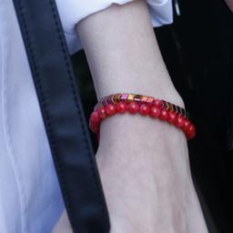 دستبند دو ردیفه صدف و حدید قرمز رنگ