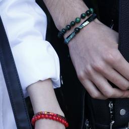 دستبند دو ردیفه چشم ببر و حدید سبز و دستبند صدف و حدید قرمز 