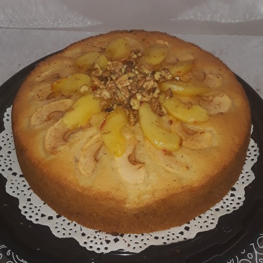 کیک سیب و دارچین و گردو  تهیه شده با شکر قهوه ای ارگانیک