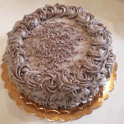 کیک خامه ای شکلاتی با تزیین ازت به وزن 1500 تا 1700 فیلینگ موز و گردو