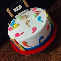 کیک مخصوص جشن الفبا با تزیین فوندانت به وزن 1کیلوگرم با طعمی بی نظیر