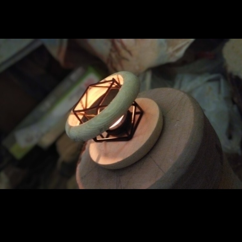 جا شمعی فلزی به همراه شمع وارمر   به همراه پایه دست ساز چوبی