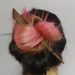 پین مو چوبی دست ساز با نگین قرمز درخشان بسیار شیک روی مو