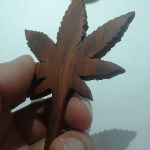 گیره مو چوبی طرح برگ cannabis (چوب گردو) 