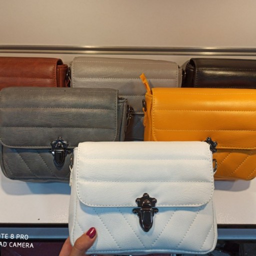کیف پاسپورتی زنانه ودخترانه جادار سایز متوسط دارای دسته بلند به صورت رودوشی رنگ بندی موجود در تصویر مناسب بیرون و مهمانی
