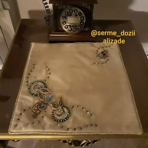 سرویس 4 تکه مخمل جواهر دوزی 1رومیزی مربع 80 در 80 ، یک رانر ناهار خوری 150 در 50، دوعسلی مربع 35در 35مخمل اعلا 