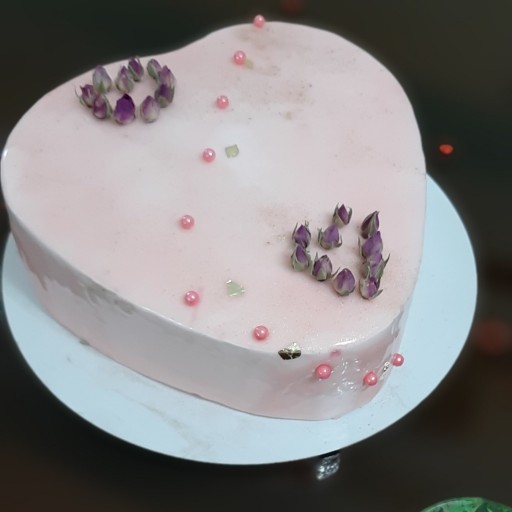 کیک تولد با روکش خامه و سس براق