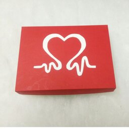 جعبه کادو روز مادر طرح ضربان قلب 15 در 20 سانت ارتفاع 5 سانت درب قرمز
