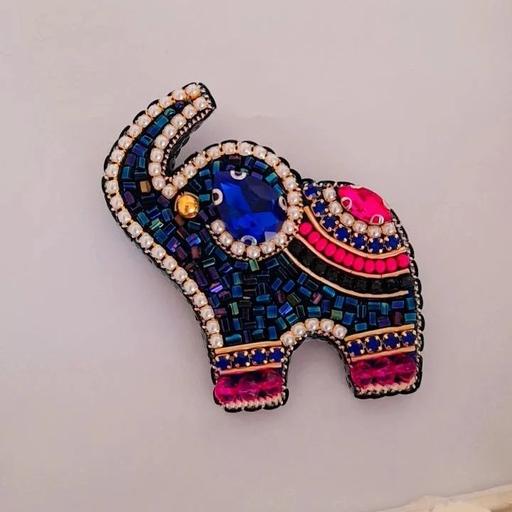 سنجاق سینه جواهردوزی فیل رنگی زیبا و دوست داشتنی 