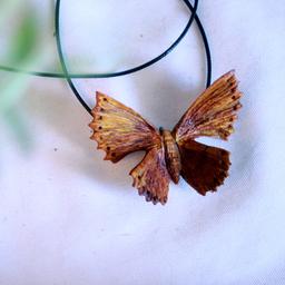 گردن آویز چوبی دست ساز طرح پروانه جنگل 	 			