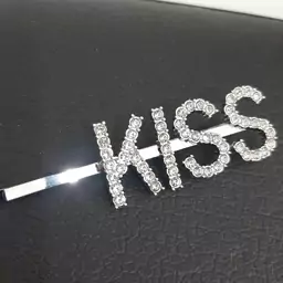 گیره مو مدل kiss                                .  