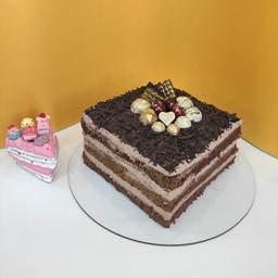 کیک شکلاتی خامه ای تولد 