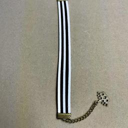 دستبند تریشه چرمی مدل ساده سیاه و سفید همراه با زنجیر و خرج کار برنزی
