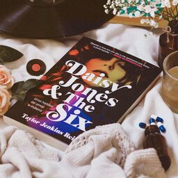 کتاب زبان اصلی Daisy Jones and the six اثر  Taylor Jenkins Reid (دیزی جونز/ تیلور جنکینز رید) 