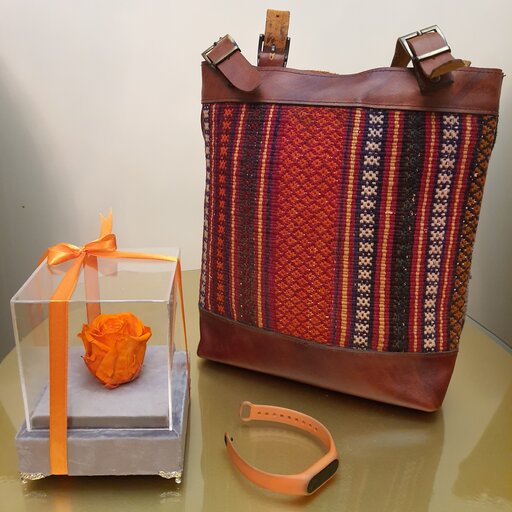 کیف دو طرفه ترکیبی گلیم دستباف و چرم سایز حدودی 30*40 سانت رنگ لاکی نارنجی الوان