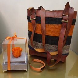 کیف دو طرفه ترکیبی گلیم دستباف و چرم سایز حدودی 30*40 سانت رنگ لاکی نارنجی الوان