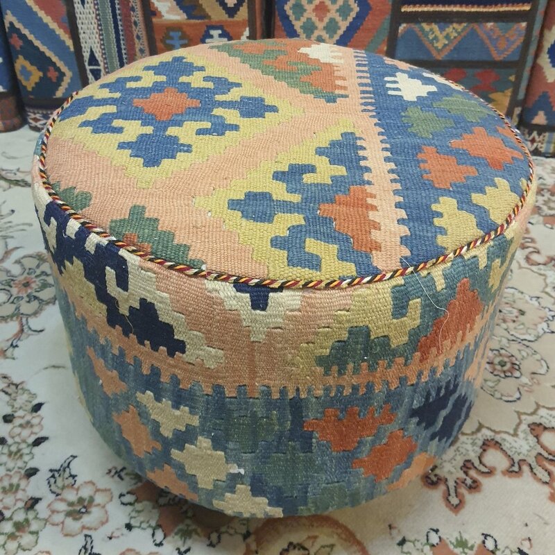 پاف تمام گلیم دستباف ریزباف شیراز  با رنگهای گیاهی  پایه دار   ابی  گلبهی  رنگ قطر 40 ارتفاع 35